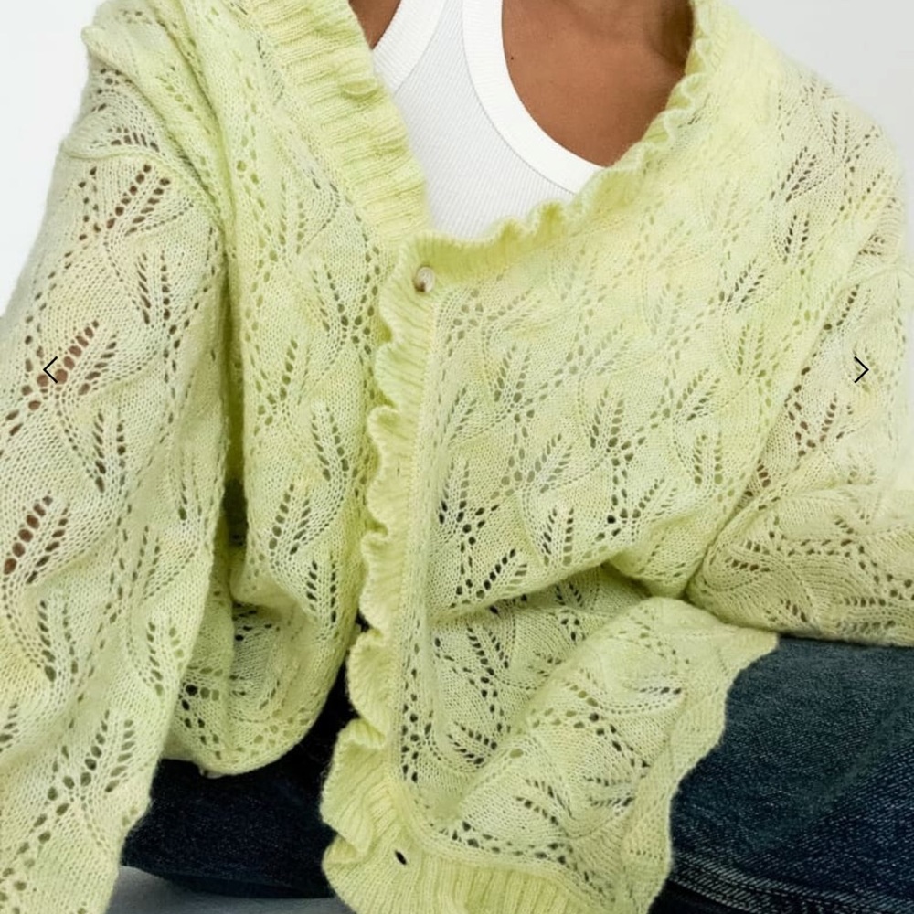 Rumored brand Women's Light lemon color Knit Sweater sz small. Brand new